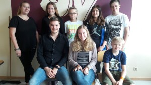 Der Schülersprecherrat sitzend: Derk Bruns (Jg.12), Rieke Heykants (Jg. 11), Jann Plaesir (6S2) Stehend: Frau Rademacher (SV Beratungslehrerin), Lea Rutenberg (9S1), Leo Lüken (7S2), Saskia Freese (9S1), Hilco Groen (8L)