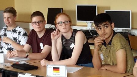 Konzentriert: Die Delegationen von Deutschland und Nongi