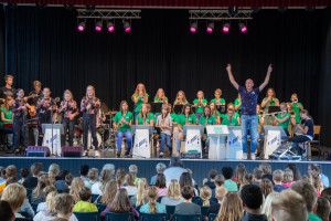 Bläserklasse und Bogies musizieren zusammen auf der Bühne 